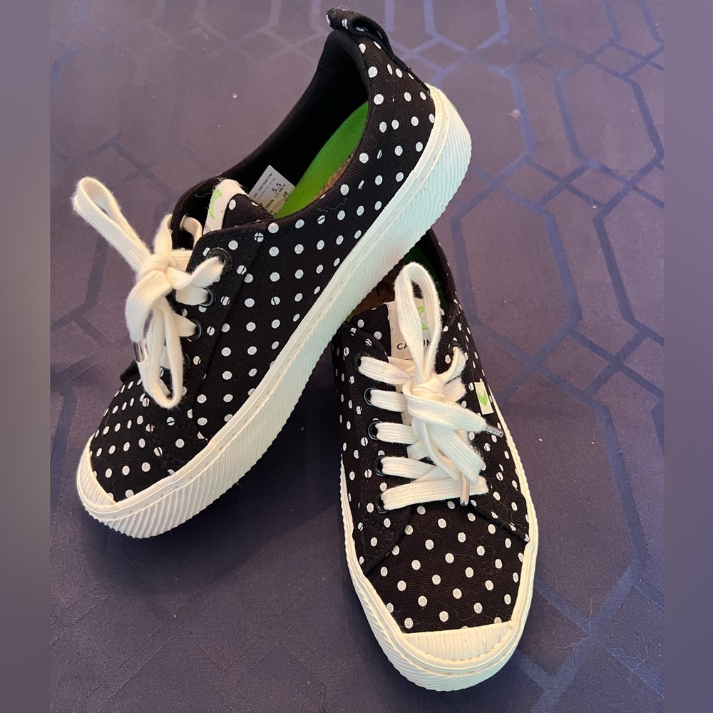Cariuma women’s size 7 OCA Low